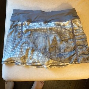 Lululemon skort in snowy owl